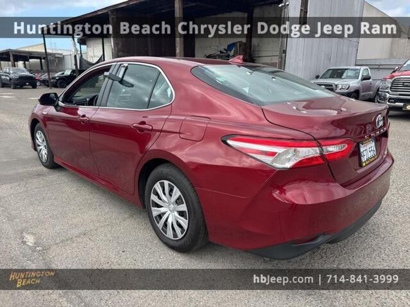 2019 Toyota Camry Hybrid LEImage 6