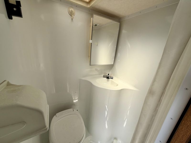 Used 2005 ARCTIC FOX 990 Image 8