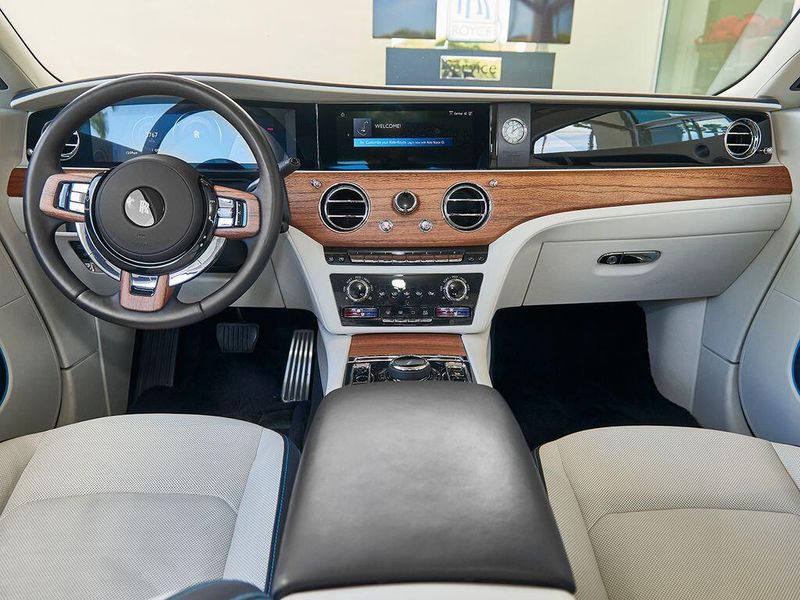 Used 2025 Rolls-Royce Spectre Image 4