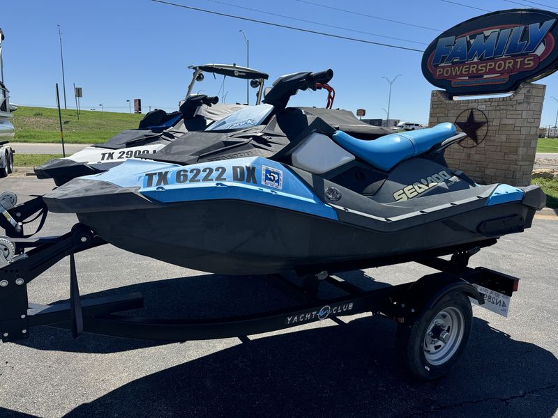 2017 SEADOO SPARK 3UP 900 HO ACE BLUE WHITE Image 1