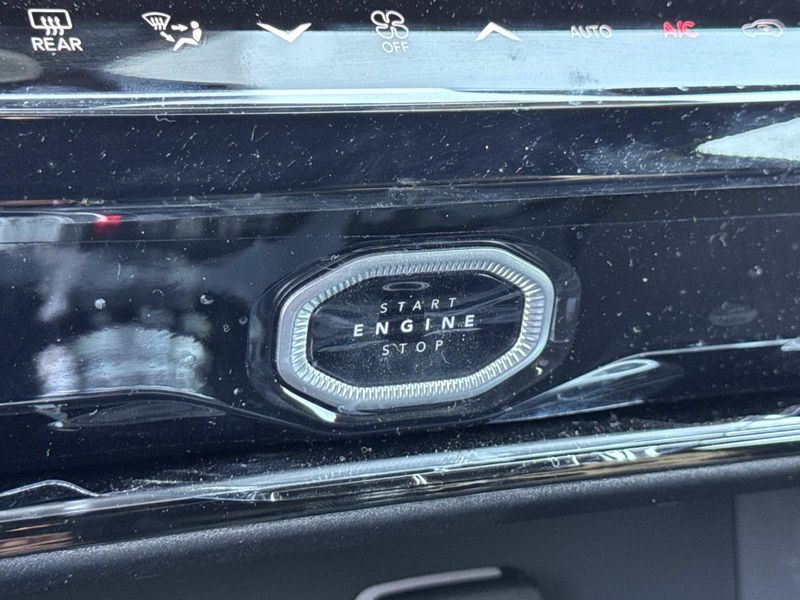 New 2026 Jeep Grand Cherokee Laredo Altitude 4x2