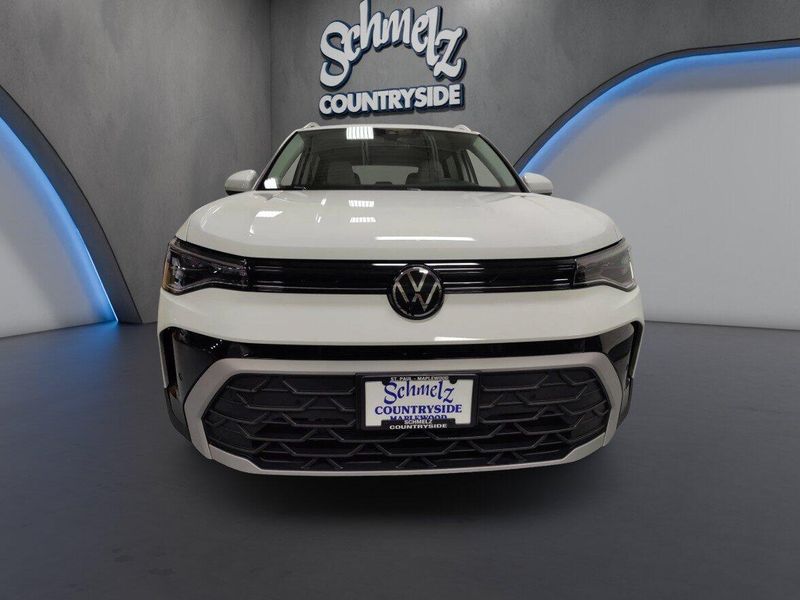 Used 2025 Volkswagen Taos SEImage 2