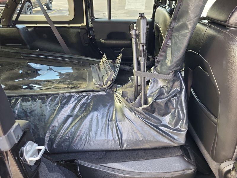 Used 2018 Jeep Wrangler Unlimited SaharaImage 15