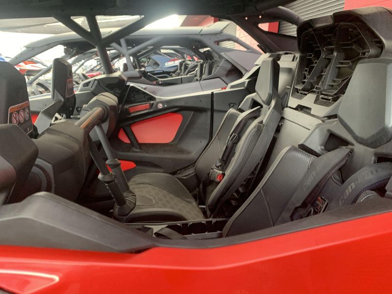 New 2025 Can-Am MAVERICK R MAX X 999T DCT Image 17