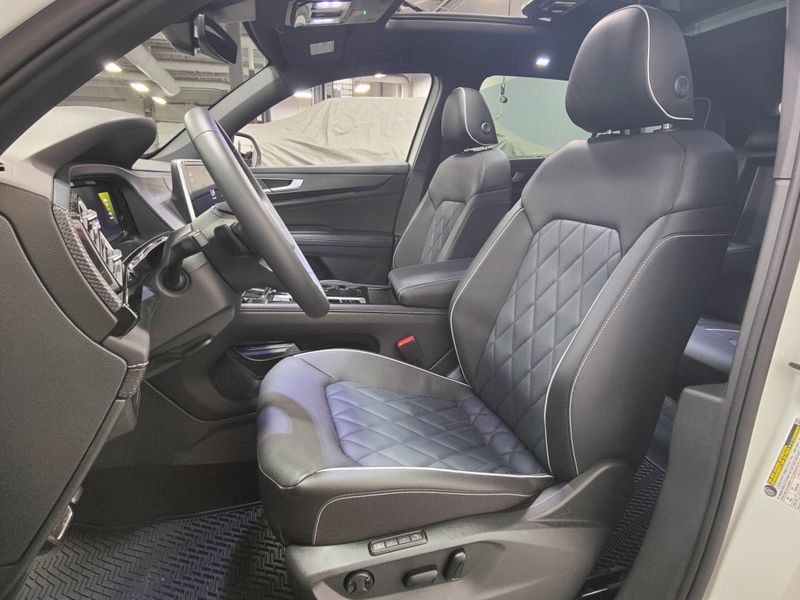 2025 Volkswagen Atlas Cross Sport SEL Premium R-Line photo 15
