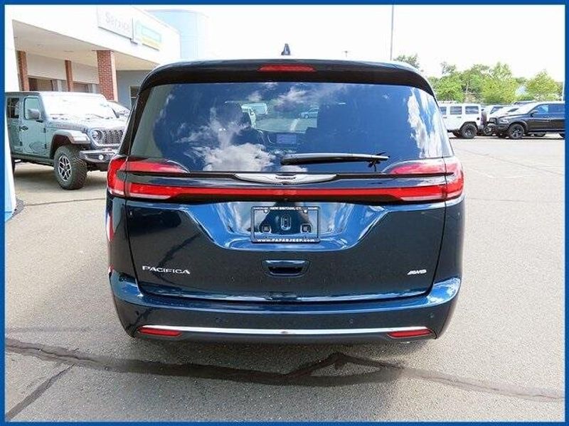 New 2025 Chrysler Pacifica SelectImage 6