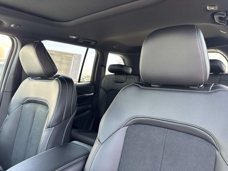 New 2026 Jeep Grand Cherokee Laredo Altitude 4x2