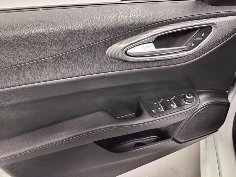 Used 2024 Alfa Romeo Giulia Ti AWD w/Sunroof/NavImage 25