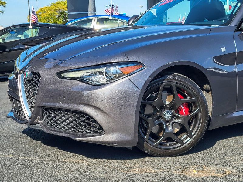 2022 Alfa Romeo Giulia Ti photo 2