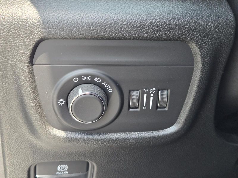 New 2026 Jeep Grand Cherokee Laredo Altitude 4x2