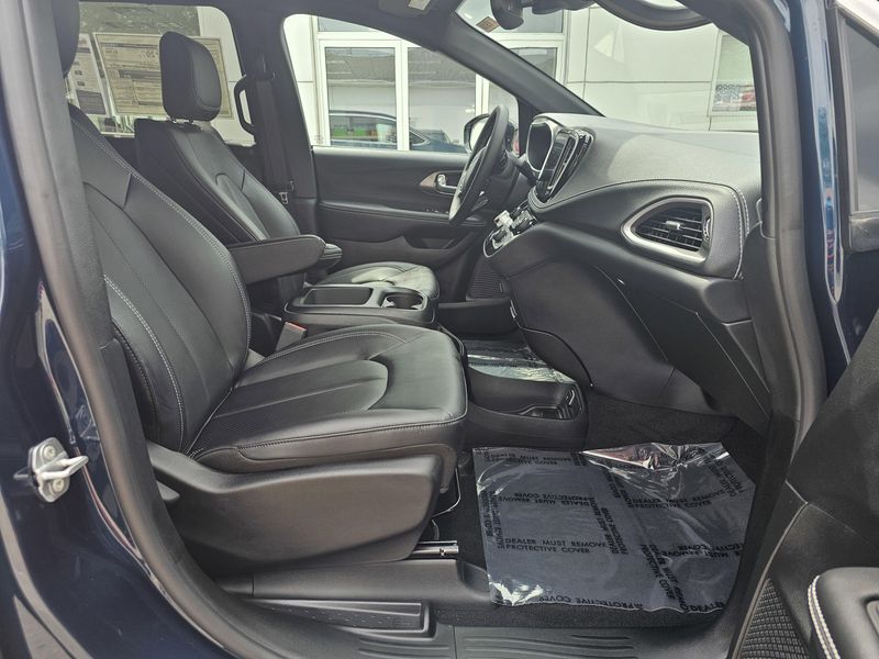 2025 Chrysler Pacifica SelectImage 14