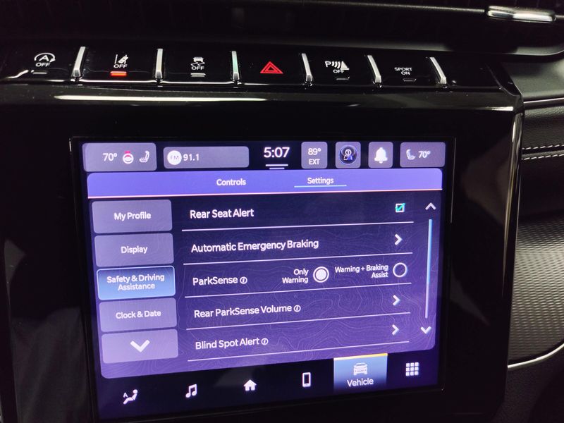 Used 2025 Jeep Grand Cherokee L Laredo V6 4x4 w/Luxury TechImage 19