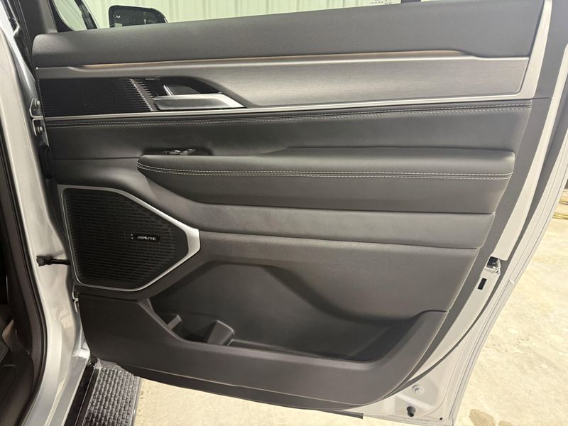 2026 Jeep Grand Wagoneer L 4x4Image 10