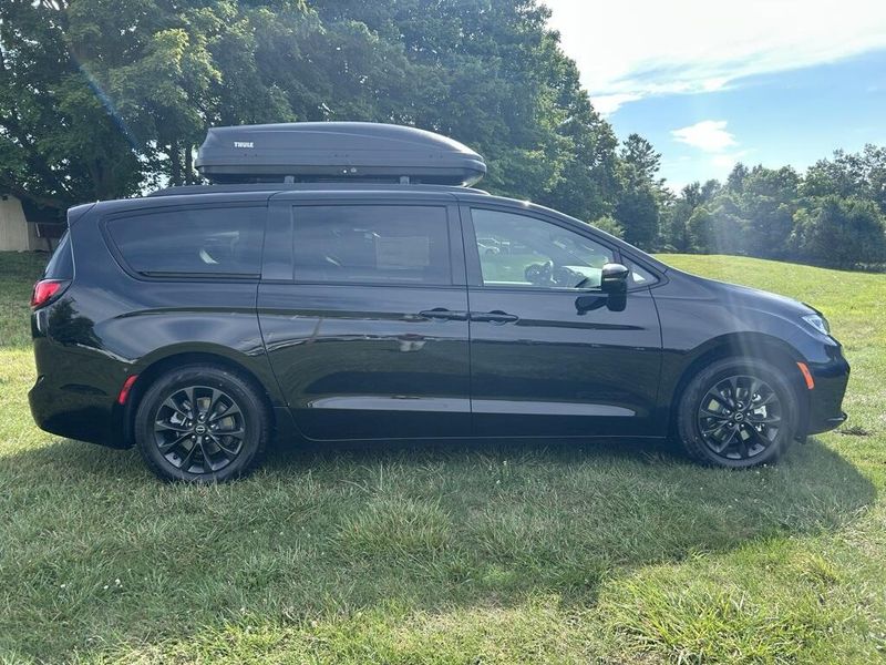 2025 Chrysler Pacifica photo 2