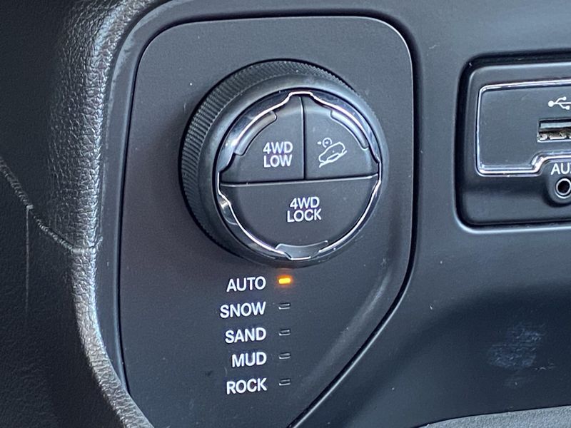 Used 2017 Jeep Renegade TrailhawkImage 23