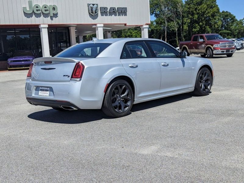 2022 Chrysler 300 300SImage 3