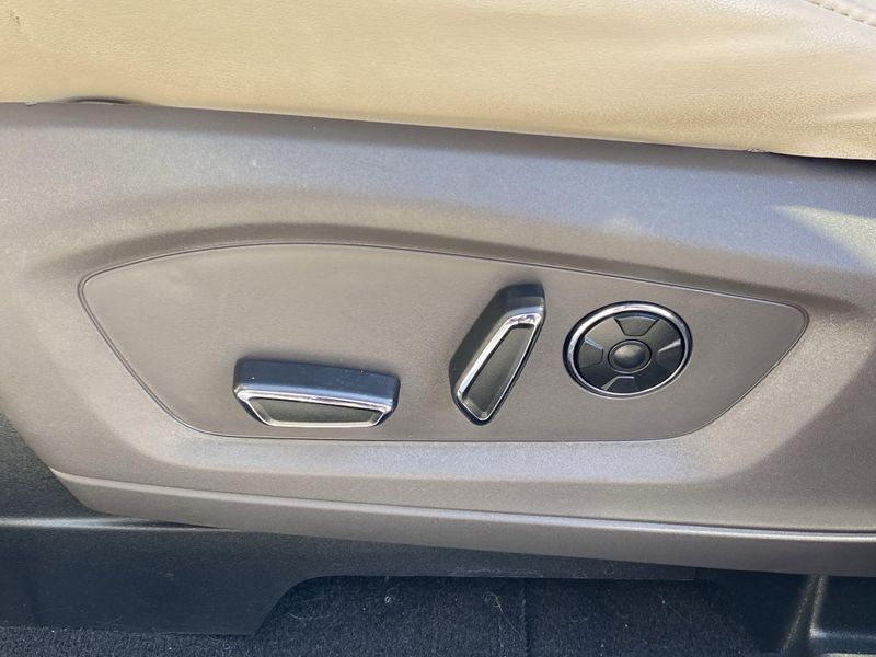 2020 Ford Explorer PlatinumImage 20