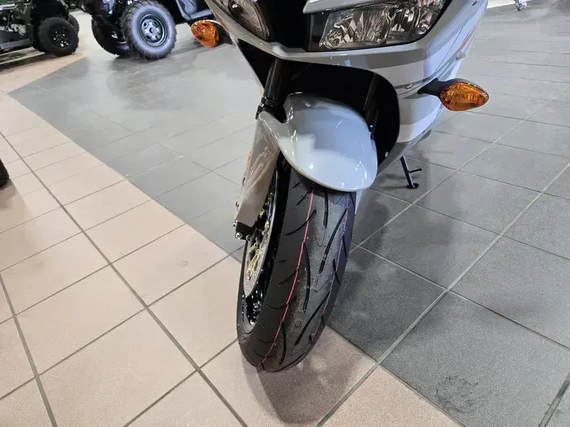 2025 Honda CBR600RR ABS DEEP PEARL GRAY Image 16