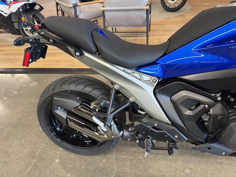 2026 BMW R 1300 R - RACING BLUE METALLIC 