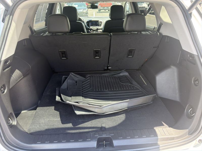 Used 2024 GMC Terrain SLTImage 21