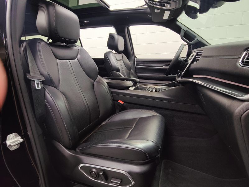 2023 Jeep Wagoneer 5.7L V6 4X4 w/Sunroof & NavImage 4