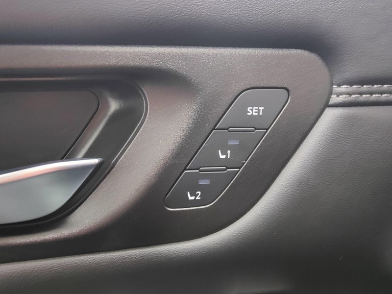 2023 Nissan Pathfinder Platinum V6 AWD BlackImage 22