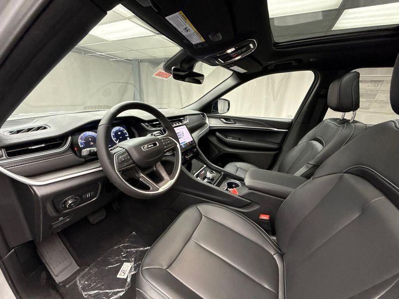 New 2025 Jeep Grand Cherokee Limited 4x4Image 9