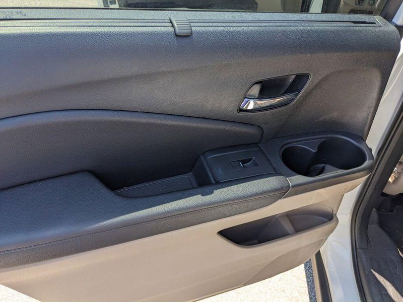 2022 Honda Pilot Touring 7-Passenger in a Platinum White Pearl exterior color and Beigeinterior. Johnson Dodge 601-693-6343 pixelmotiondemo.com 