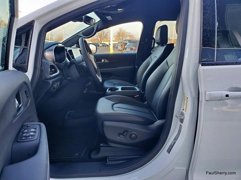 New 2026 Chrysler Pacifica Select