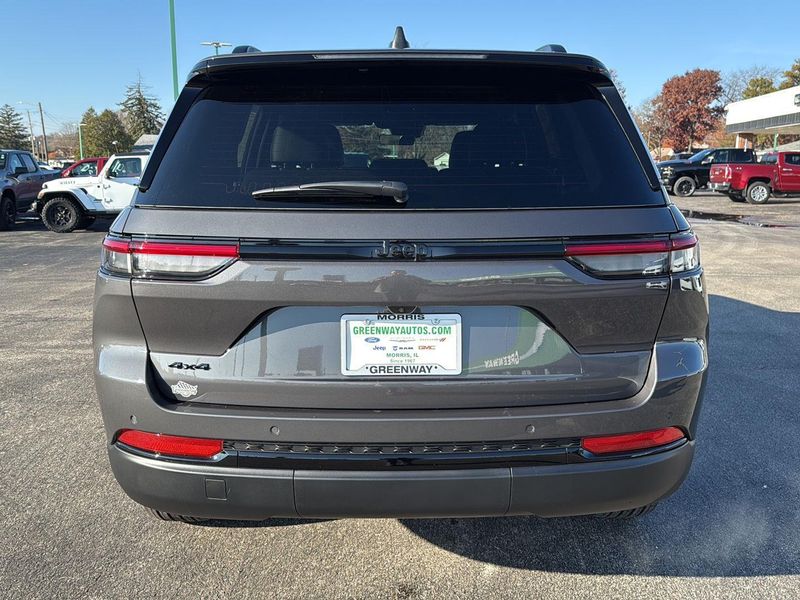 2025 Jeep Grand Cherokee Laredo Altitude photo 2