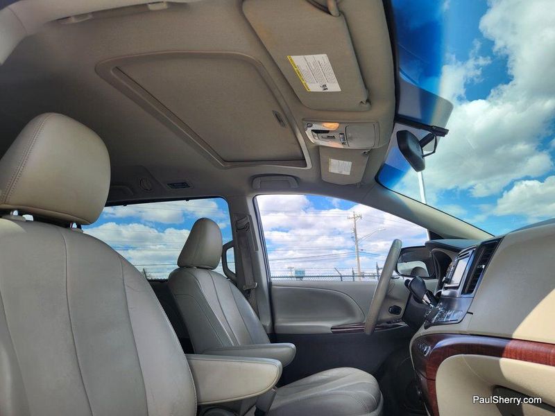 2014 Toyota Sienna XLEImage 34