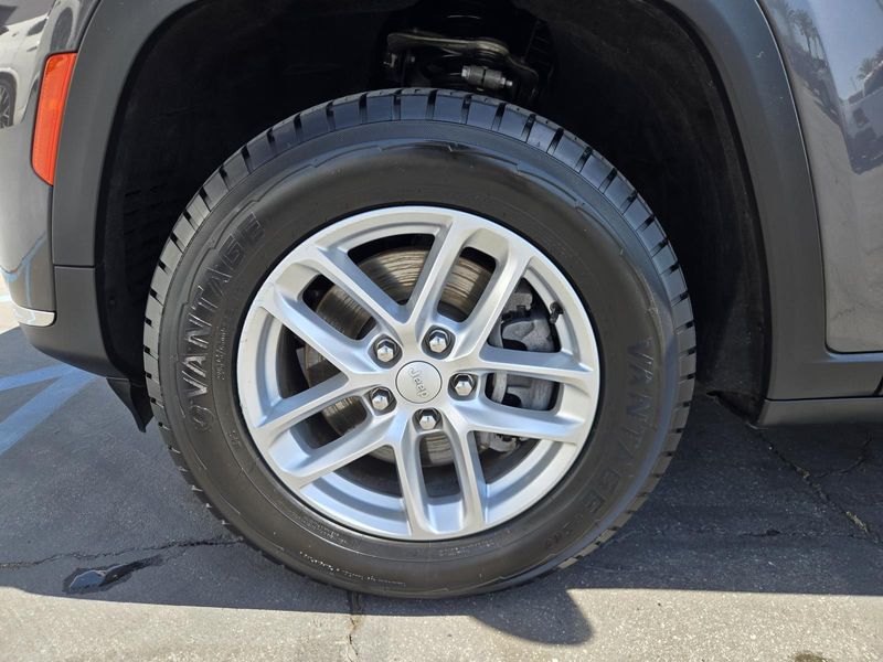 Used 2023 Jeep Grand Cherokee L Laredo 4x2