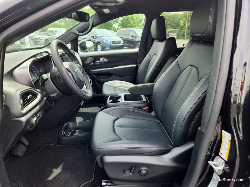 New 2025 Chrysler Voyager LxImage 26
