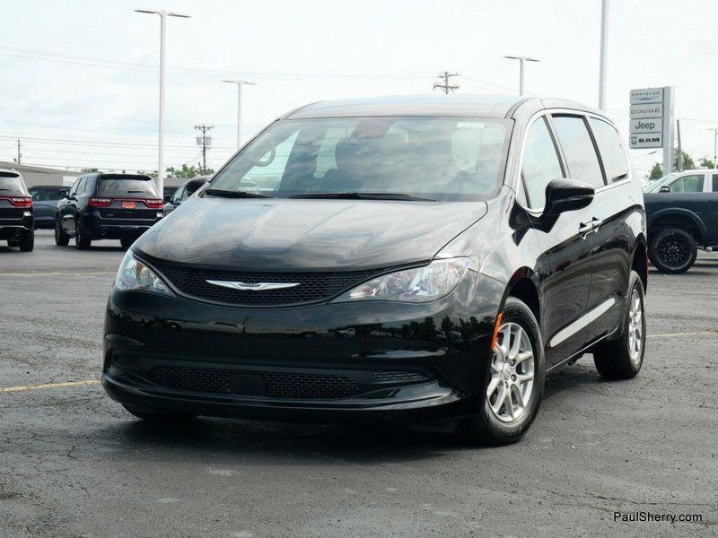 New 2025 Chrysler Voyager LXImage 17