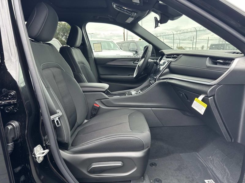 New 2026 Jeep Grand Cherokee Laredo X 4x2