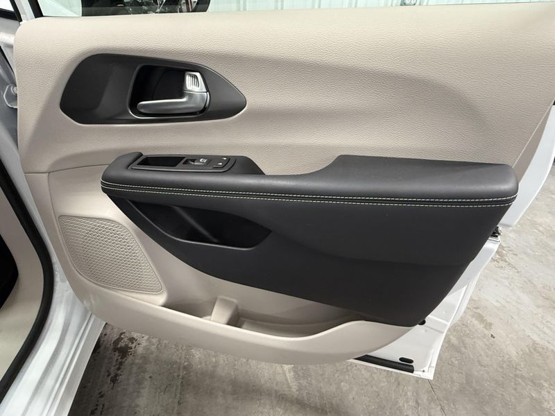 Used 2024 Chrysler Pacifica Touring LImage 8