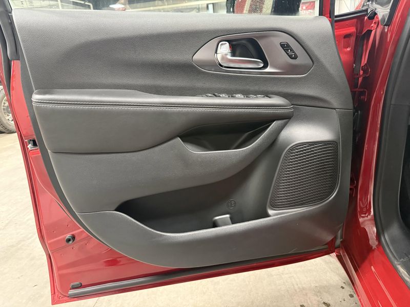 New 2026 Chrysler Pacifica SelectImage 20