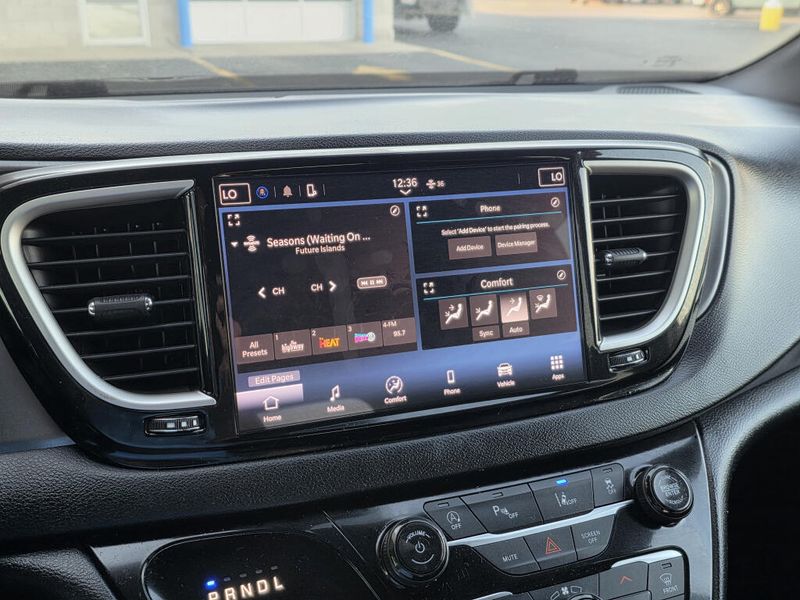 Used 2025 Chrysler Pacifica Select