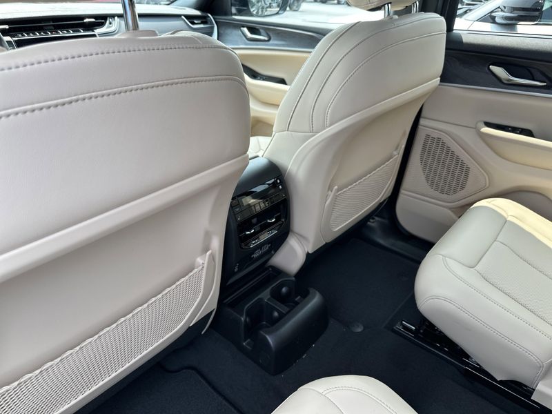 2025 Jeep Grand Cherokee L Limited 4x4Image 16
