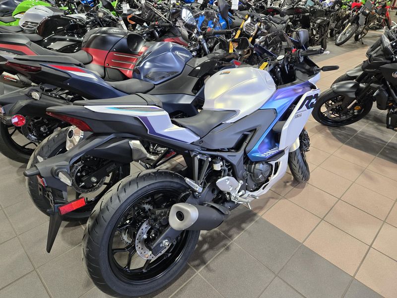 NEW 2025 YAMAHA YZFR3 ABS Image 3