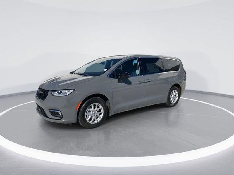 New 2025 Chrysler Pacifica SelectImage 4