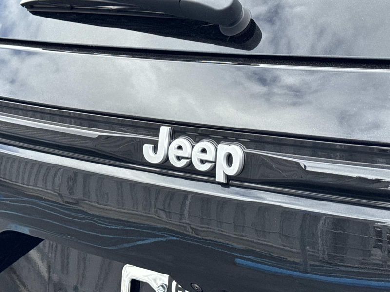 New 2026 Jeep Grand Cherokee Laredo 4x2