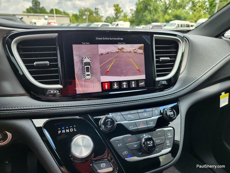 New 2026 Chrysler Pacifica Select