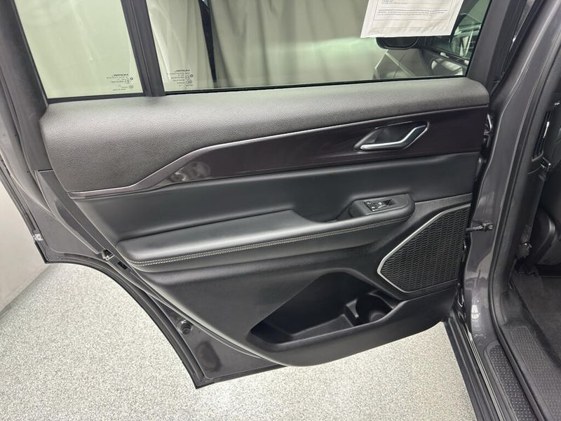 Used 2022 Jeep Grand Cherokee L LaredoImage 8