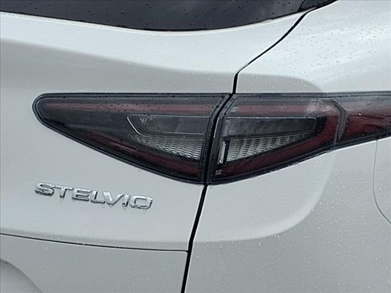 2025 Alfa Romeo Stelvio Image 7