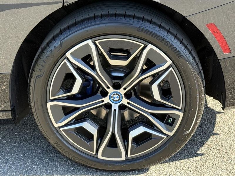 2025 BMW iX xDrive50Image 17
