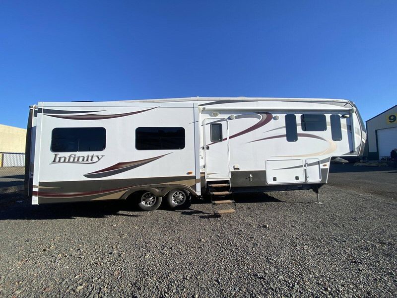 2012 DUTCHMEN INFINITY M-3850 RL Image 2