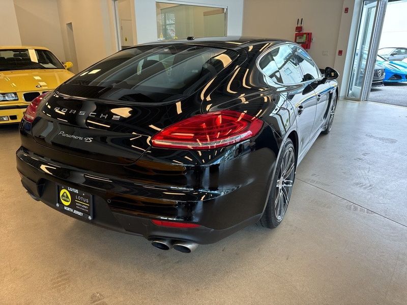 2015 Porsche Panamera 4SImage 18