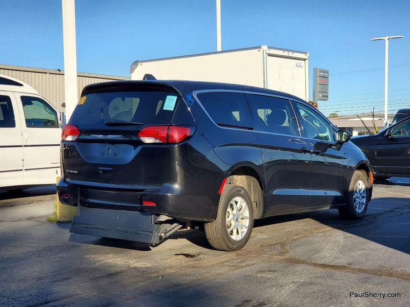 2022 Chrysler Voyager LXImage 7