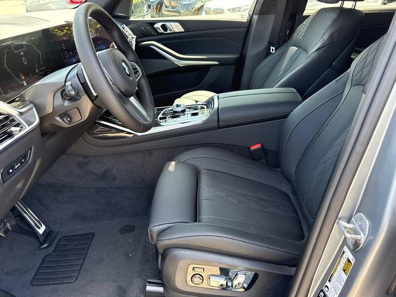 New 2027 BMW X7 xDrive40iImage 17